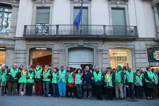 Some pro-independence activists outside the European Commission office in Barcelona on February 1, 2019 (by Guillem Roset)